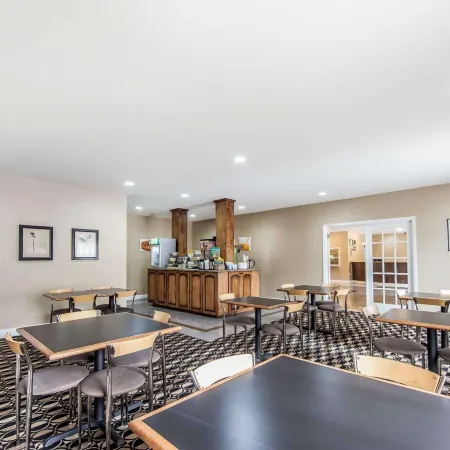 Quality Inn & Suites Отели в г. Харальсон