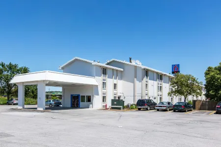 Motel 6 Council Bluffs, IA - Omaha East Отели в г. Льюис
