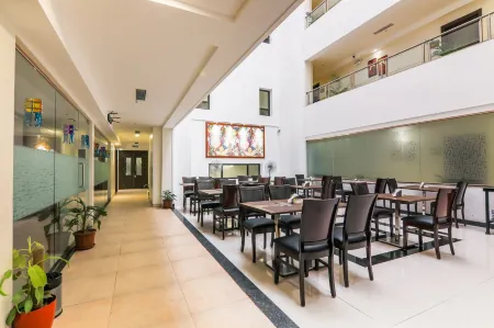 Magnus Square Business Hotel Near Pune Airport Отели рядом с достопримечательностью «Технологический институт Арми»