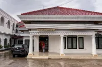 Moresto Hotel Mitra RedDoorz فنادق في West Tanjung Karang