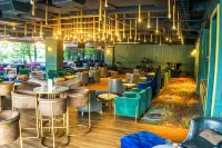 Swiss-Belhotel Kendari - bar