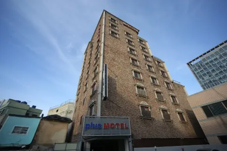 Plus Motel Отели рядом с достопримечательностью «Museum of musical Instruments of the World»