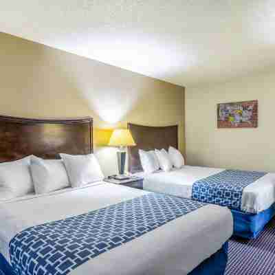 Econo Lodge Inn & Suites Rooms