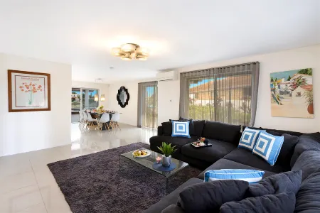 Luxico Whitehaven (Heated Pool) Отели рядом с достопримечательностью «Библиотека Бродбич»