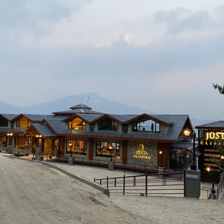 Justa Cliffend Resort & Spa, Mashobra