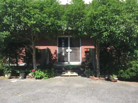 Business Hotel Mihara Отели рядом со станцией JR Miyoshi station