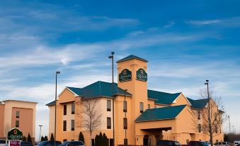 La Quinta Inn & Suites by Wyndham Louisville East