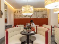 ibis Mall Avenue Dubai Отели рядом с достопримечательностью «Шоссе шейха Зайда»