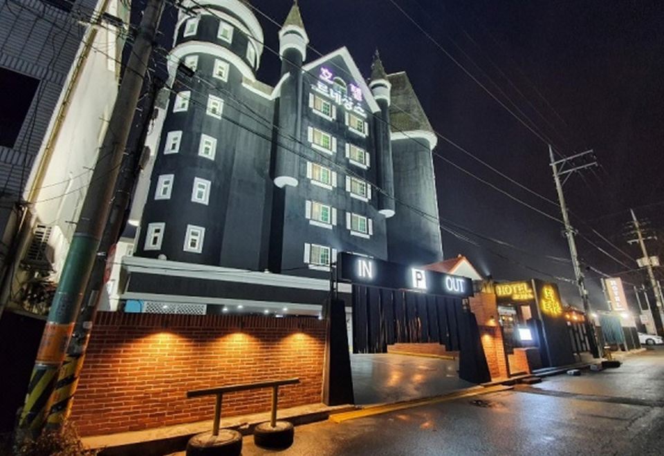 공주 르네상스 호텔의 깔끔한 객실 내부