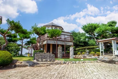 Taean Butgwa Batnaroo Pension Отели рядом с достопримечательностью «Ch'ŏngp'odae-haesuyokchang»