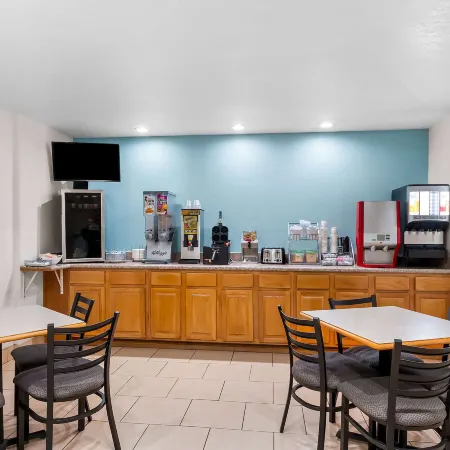 Super 8 by Wyndham Pleasanton