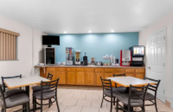 Super 8 by Wyndham Pleasanton