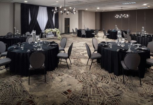 6. 엠버시 스위트 ..