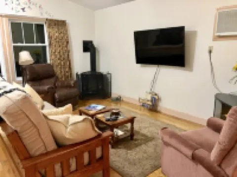 Immaculate Hummingbird Suite - One Mile from Acadia National Park