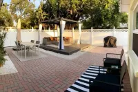 Enjoy a Sunny Winter in Sarasota!- Just minutes to Siesta Key+King Bed+Sleeps 8!
