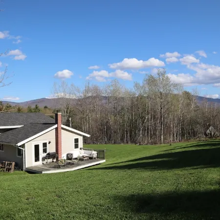 Cozy Ski House in Stowe, 5 min to village, perfect for family/friends getaway