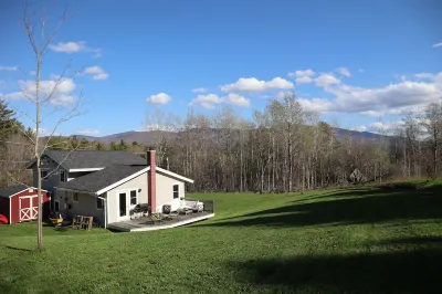 Cozy Ski House in Stowe, 5 min to village, perfect for family/friends getaway Các khách sạn gần The Swimming Hole