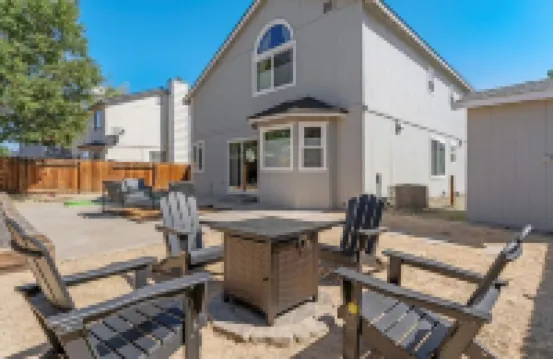 Luxury Home, W/Pool Table; 40 min from Tahoe