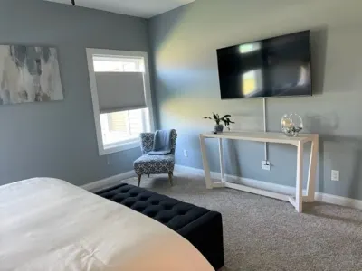 Entire Home: First Class Stay for Work & Play Hotels near Bettendorf Public Library