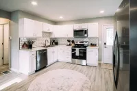 Peaceful Retreat w/Backyard-3BR-Free Parking Hotels in Vanderburgh County