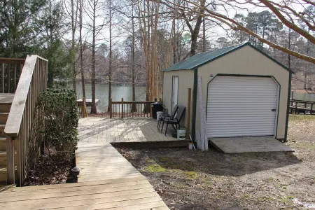 Family Lake Getaway/Fisherman's Paradise with private boat ramp