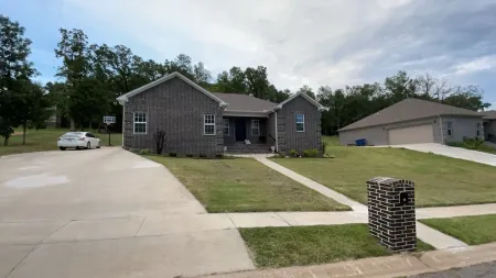 Cozy 3bed 2bath house on half ac of land mins from game time at the grounds