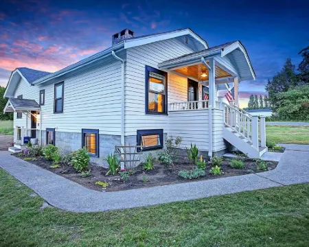 Historic Camano Island Farmhouse - Fully Restored Hotels in Camano