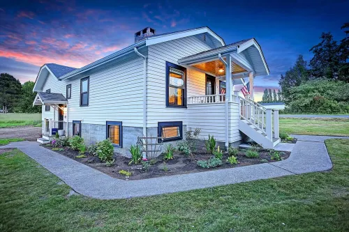 Historic Camano Island Farmhouse - Fully Restored