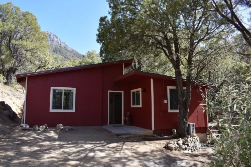 Creekside Madera Canyon Cabin close to Trailheads for hiking and birdwatching
