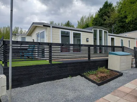 The Shak, Tarbolton, Middlemuir Holiday Park Отели в г. Mauchline