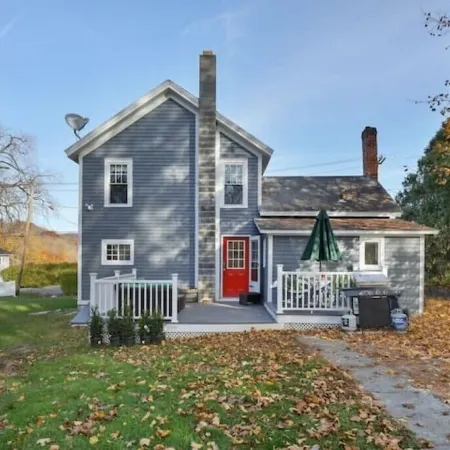 4BR Home w/ Yard & BBQ, 5 min walk to downtown Lee