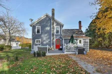 4BR Home w/ Yard & BBQ, 5 min walk to downtown Lee