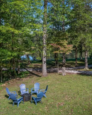 Lakeview, 3-Bedroom Cottage, newly renovated