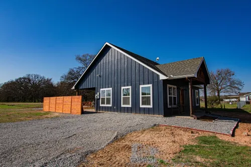 Come stay at Two Lakes Cottage just minutes away from Bois d’Arc Lake