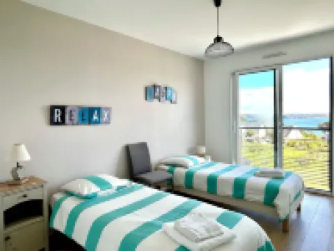 Contemporary house 160 m2, sleeps 8 to 9, stunning sea view  호텔