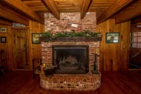Large Cozy Log Cabin Overlooking Black Mountain - Storyland Minutes Away Hotels in Jackson