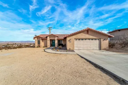 Great Views Hot Tub Firepit Отели в г. Туэнтинайн-Палмс