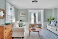 Beach Retreat - 5 Beds , 2 Kitchens @ Salt Island- Westbrook -Walk to Water