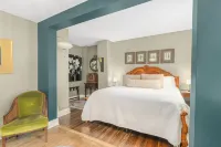 Luxury Cottage on the Potowomut River in Rhode Island 2bd/2b Hotels in North Kingstown