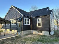 Charming 3-bedroom house in delightful Advance with AC, WiFi Hotels in Stoddard County
