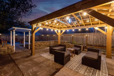 Beach Vibes-Pet Friendly, Fire Pit, Arcade & More! Отели рядом с достопримечательностью «Брадис Ойстерс»