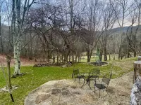Artsy Highlands 5 br 3.5bth,w/creek,wifi & firepit