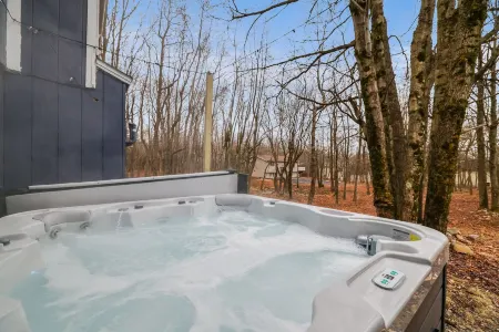 The Lux Big Blue House~Movie Room~Arcades~HotTub~6Br~FirePit~Family Friendly!