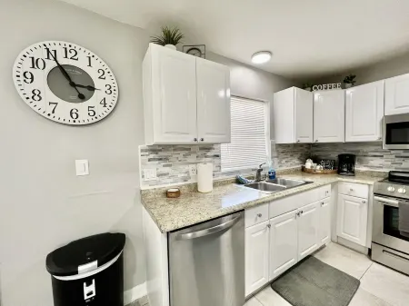 ❤️ Family Friendly POOL Home - 10 mins to Cocoa Beach & Kennedy Space Center! ❤️