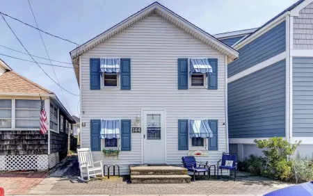 Cottage Steps from the Beach!