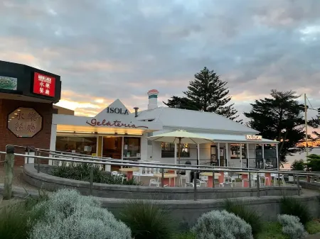 Summer fun. Pet friendly. Kid friendly. Family friendly. Отели рядом с достопримечательностью «Эрвн Пойнт Бич»