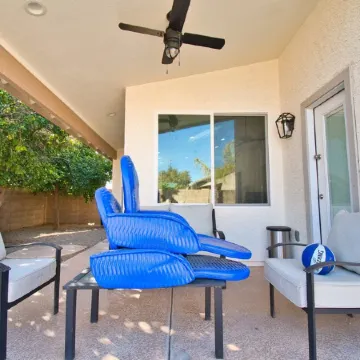 Gilbert Ranch Retreat & Non Heated Pool. Walk to Shops and Restaurants.