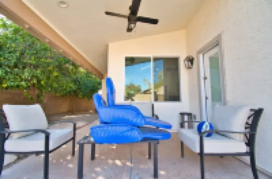 Gilbert Ranch Retreat & Non Heated Pool. Walk to Shops and Restaurants.