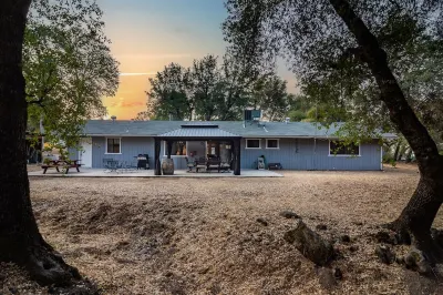 Free EV ChargerVisit Yosemite Stay at Valley Oak Vacations.
