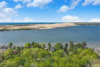 Schooner and Whoop-Ti-Do Cottages: Private Beach on Silver Lake!